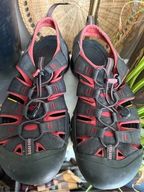 KEEN Newport H2 Waterproof Hiking Sandals Charcoal Grey Red 11.5 flaw read